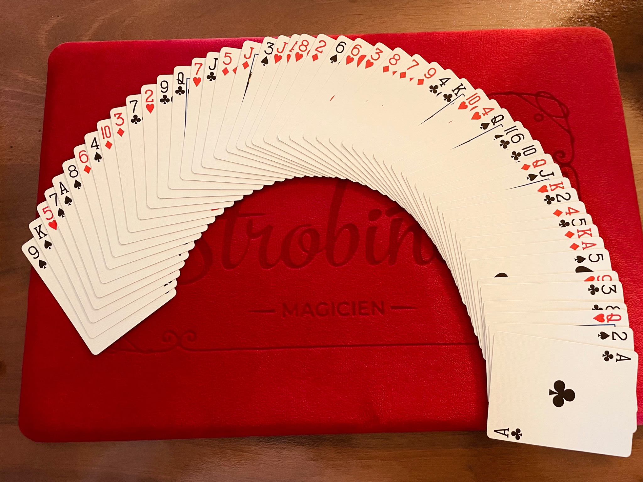 Cartes à jouer déployées sur le tapis rouge Strobineler