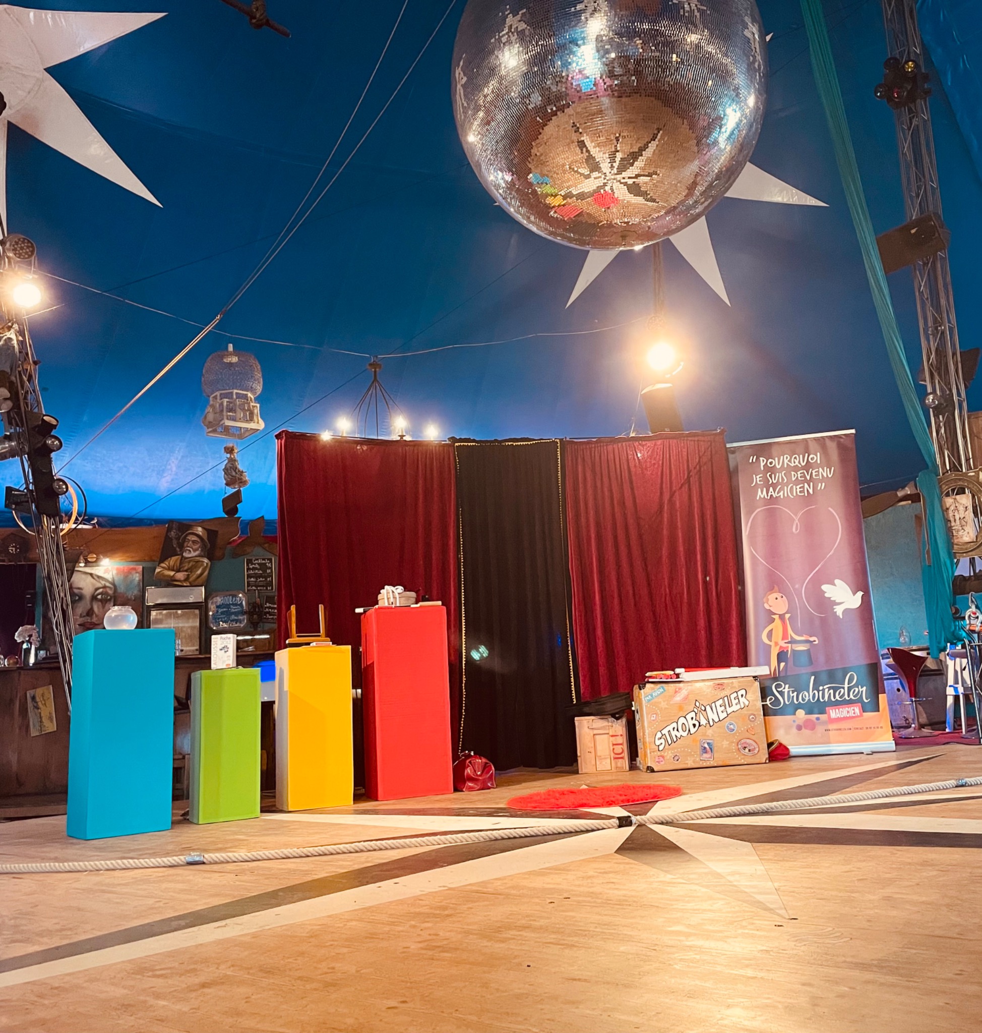 Décor de Pourquoi je suis devenu magicien sous un chapiteau bleu étoilé