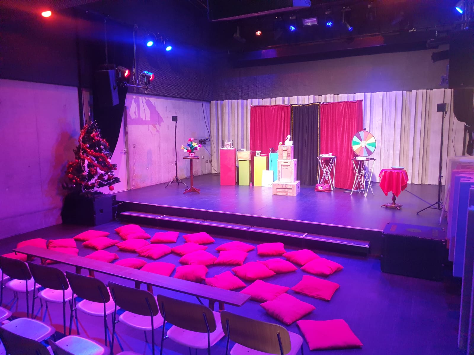 Scène colorée prête pour un spectacle jeune public