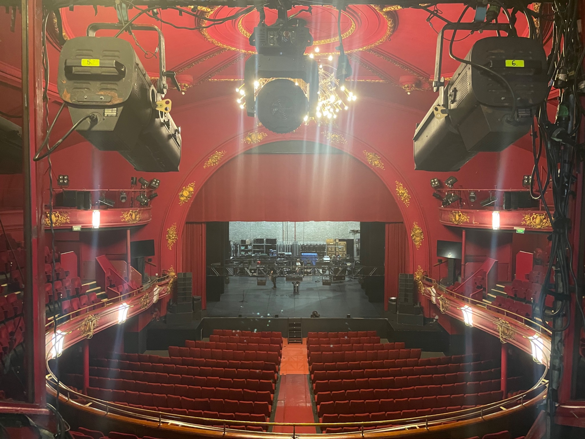 Salle de théâtre rouge et or vue du balcon