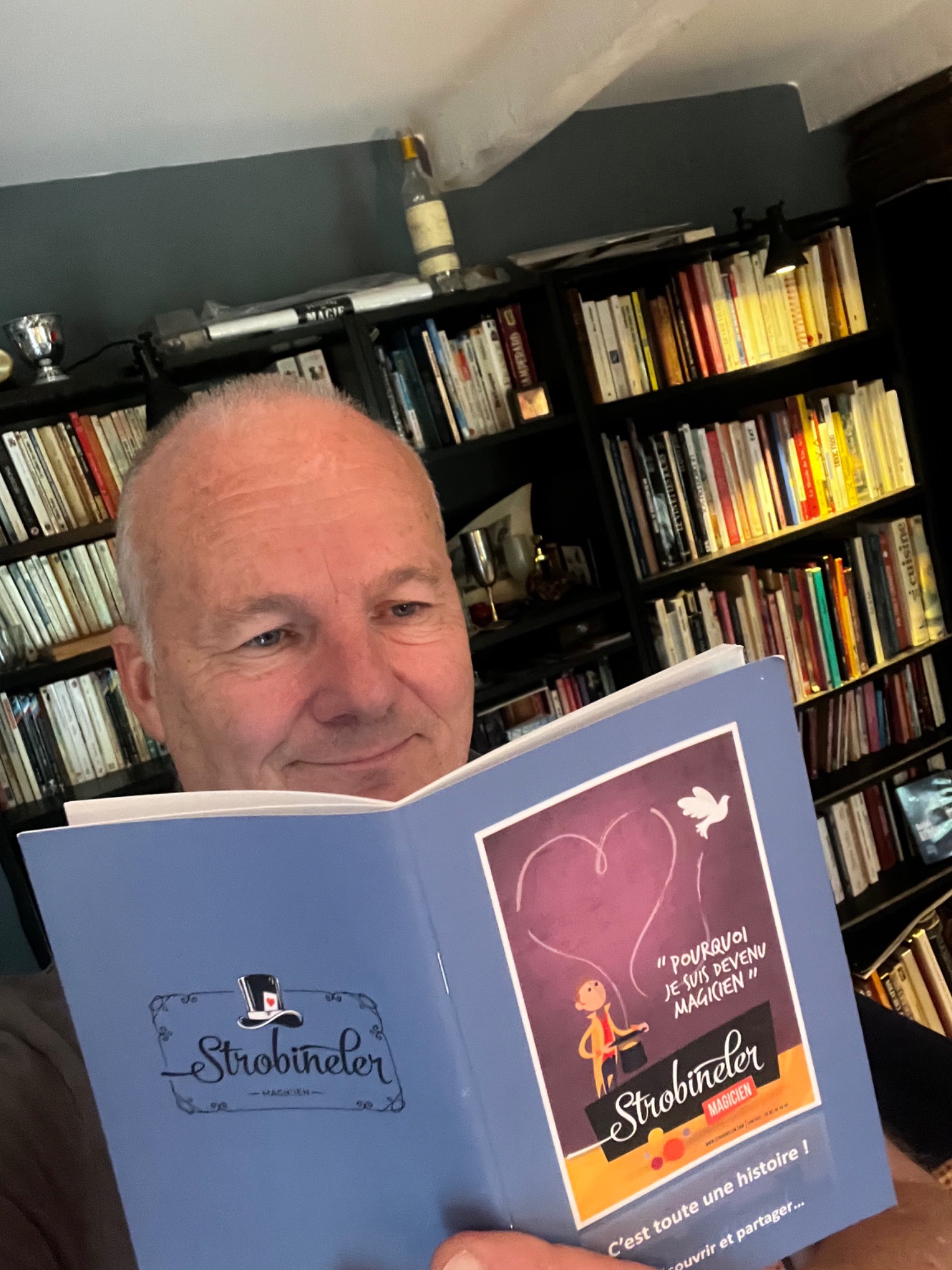Strobineler lisant le livret devant une bibliothèque