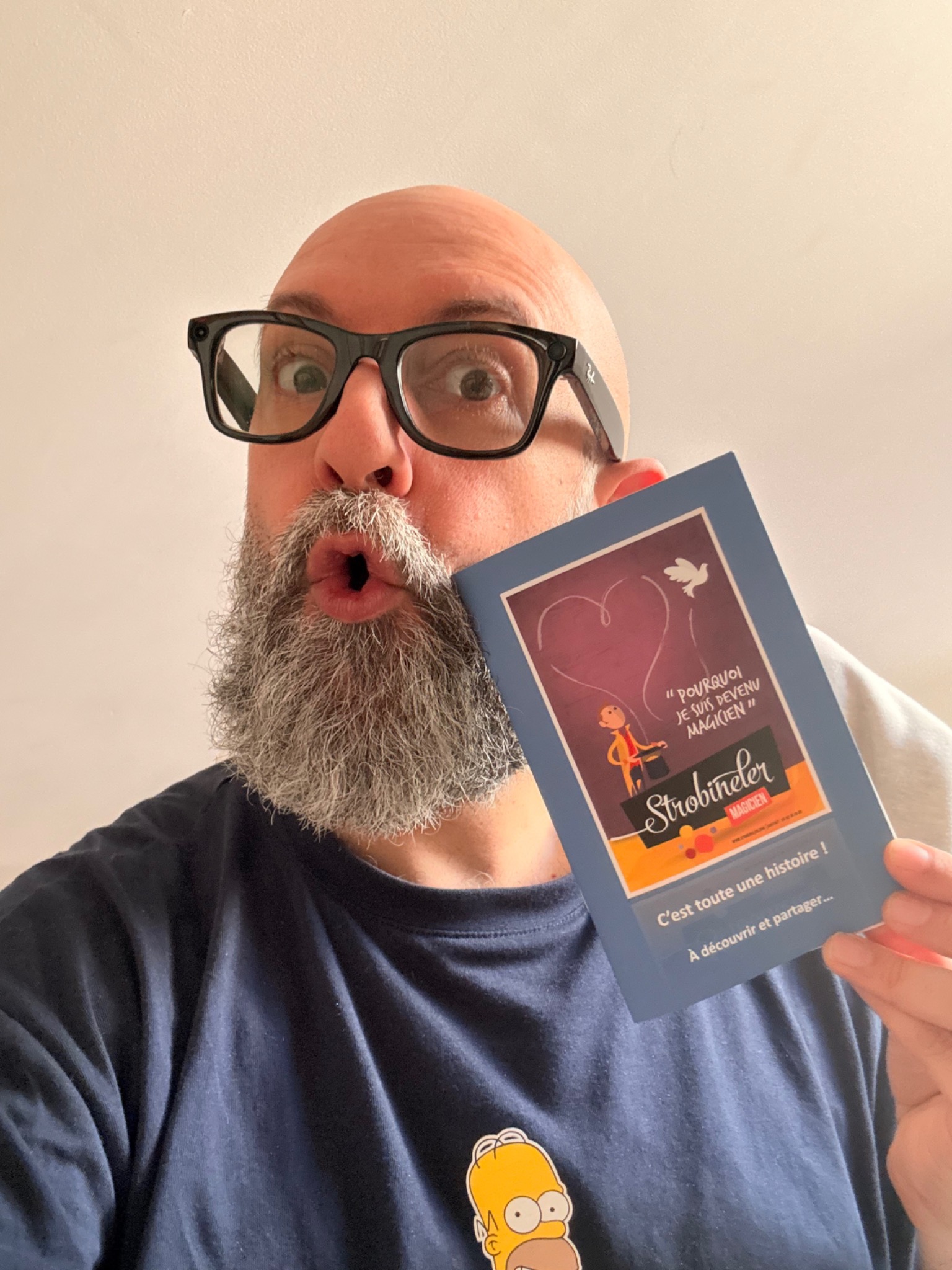 Un lecteur tenant le petit souvenir du spectacle