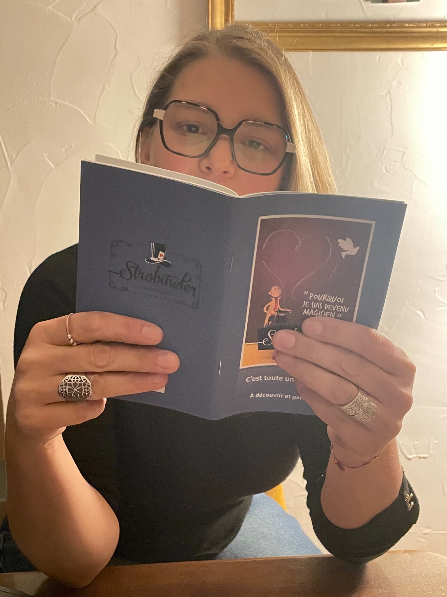 Une lectrice découvrant le livret Pourquoi je suis devenu magicien